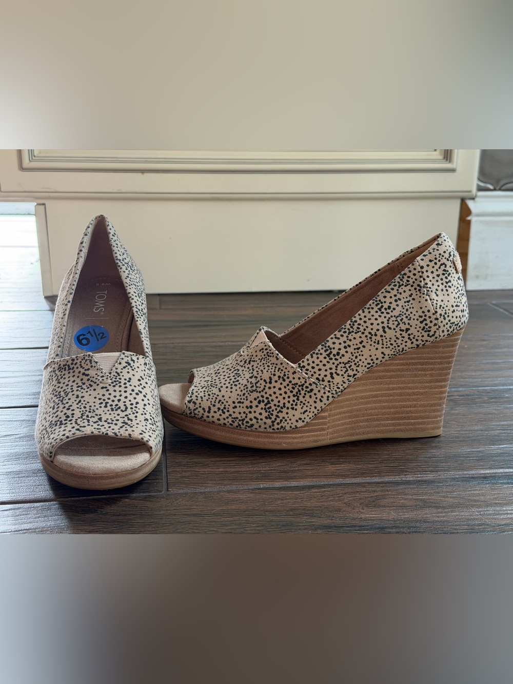 TOMS Beige black Peep-Toe Wedges women’s shoes 6.5 like new animal cheetah print